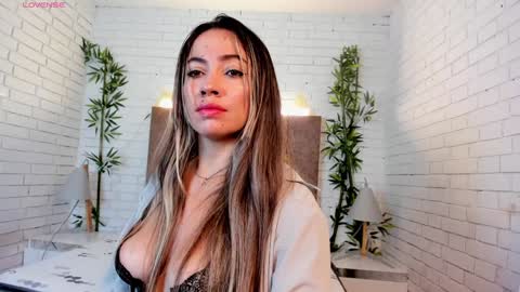 Snapshot of alessia_taylorr chatting on January 16, 11:37 am Alessia Everyday From 0530 to 1430 Col Time online show from January 16, 11:37 am