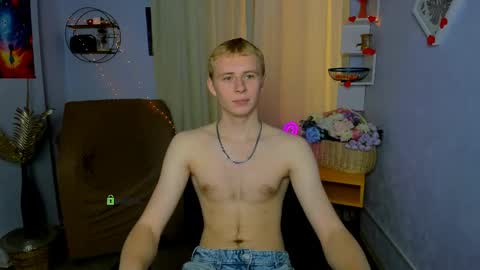 Snapshot of alex_reeding chatting on April 30, 5:47 am Alex online show from April 30, 5:47 am