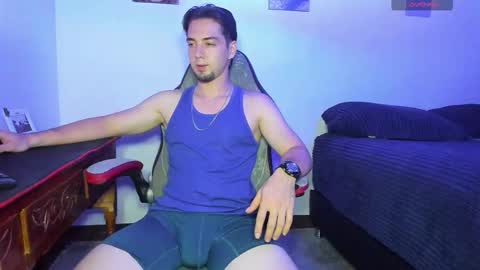 Snapshot of alex_smith0 chatting on October 29, 2:36 am online show from October 29, 2:36 am