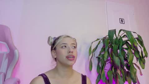 Snapshot of alexa_bue chatting on October 8, 4:21 am alexa_bue online show from October 8, 4:21 am