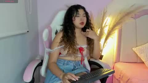 Snapshot of alexa_cutte_ chatting on June 11, 12:14 pm A L E X A online show from June 11, 12:14 pm