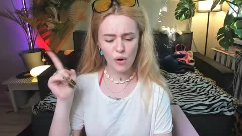Snapshot of alexa_pirs chatting on May 25, 2:56 pm alexa_pirs online show from May 25, 2:56 pm