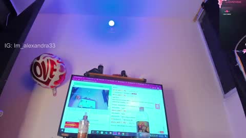 Snapshot of alexa_will chatting on December 5, 1:14 am alexa_will online show from December 5, 1:14 am