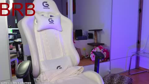 Snapshot of alexaaimee chatting on December 23, 6:33 am Alexa online show from December 23, 6:33 am