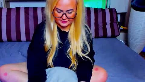 Snapshot of alexalavibes chatting on October 2, 7:37 am AlexaLaVibes online show from October 2, 7:37 am