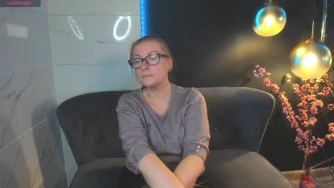 Snapshot of alexandra_kind chatting on December 17, 11:28 am Alexandra online show from December 17, 11:28 am