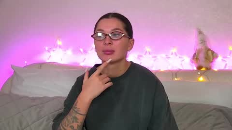 Snapshot of alexandrabloom chatting on December 17, 6:53 pm AlexandraBloom online show from December 17, 6:53 pm