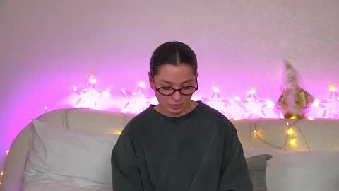 Snapshot of alexandrabloom chatting on December 18, 4:09 am AlexandraBloom online show from December 18, 4:09 am