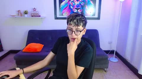 Snapshot of alexcum_18 chatting on April 7, 1:44 pm alex online show from April 7, 1:44 pm