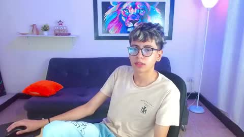 Snapshot of alexcum_18 chatting on April 10, 1:49 pm alex online show from April 10, 1:49 pm