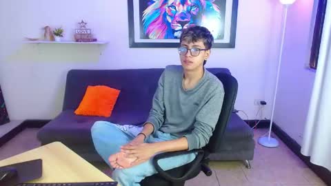 Snapshot of alexcum_18 chatting on April 21, 2:12 pm alex online show from April 21, 2:12 pm