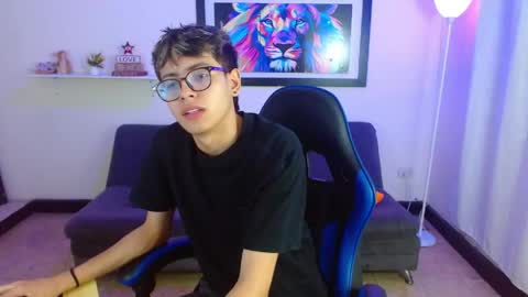 Snapshot of alexcum_18 chatting on May 2, 2:33 pm alex online show from May 2, 2:33 pm