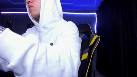 Snapshot of alexgiraldo__ chatting on October 29, 10:06 am alexgiraldo__ online show from October 29, 10:06 am