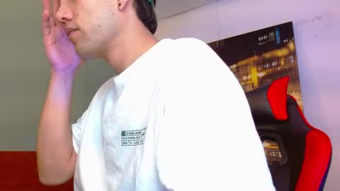 Snapshot of alexgiraldo__ chatting on June 20, 1:25 pm alexgiraldo__ online show from June 20, 1:25 pm