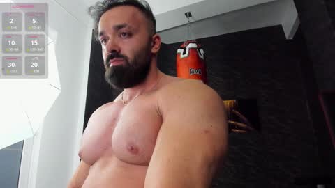 Snapshot of alexhunk09 chatting on January 2, 5:14 am alexmusclegod online show from January 2, 5:14 am