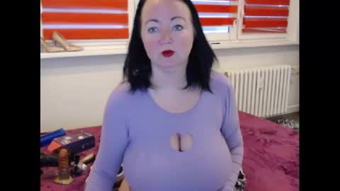 Snapshot of alexie33 chatting on February 20, 8:17 am alexie33 online show from February 20, 8:17 am
