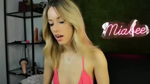 alexisbanx online show from December 15, 2:54 pm