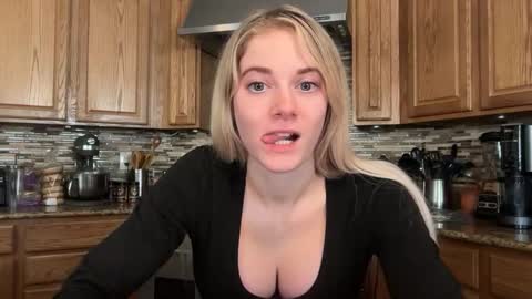 Snapshot of alexispaige06 chatting on February 22, 7:01 pm alexispaige06 online show from February 22, 7:01 pm