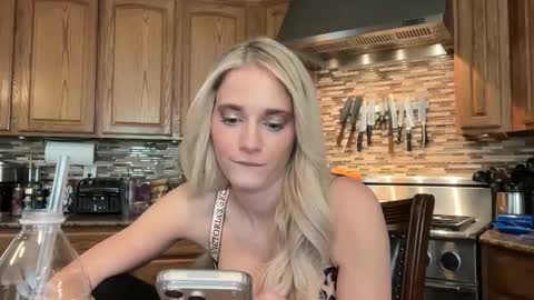 Snapshot of alexispaige06 chatting on February 23, 11:13 pm alexispaige06 online show from February 23, 11:13 pm