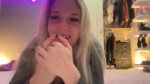 Snapshot of alexispaige06 chatting on April 24, 1:46 pm alexispaige06 online show from April 24, 1:46 pm