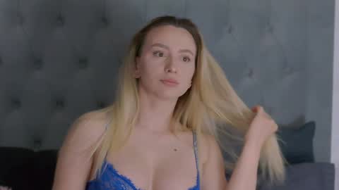 Snapshot of alexiswhiteee chatting on May 21, 6:53 am Alexis online show from May 21, 6:53 am