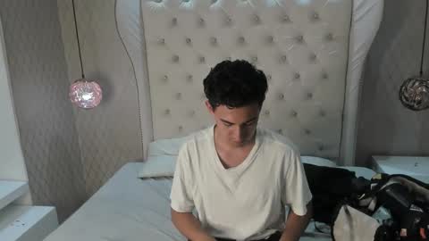Snapshot of alexsavage_ chatting on February 19, 2:44 am Alexsavage online show from February 19, 2:44 am