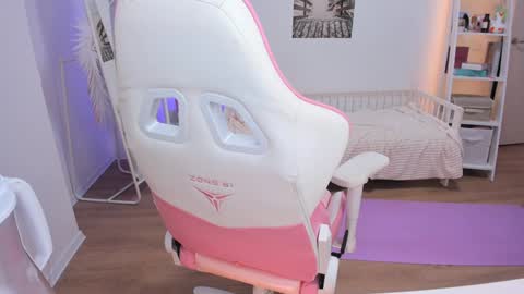 Snapshot of alice_forfun chatting on January 22, 6:42 am Alichery online show from January 22, 6:42 am