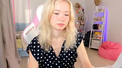 Snapshot of alice_forfun chatting on October 1, 5:57 am Alichery online show from October 1, 5:57 am