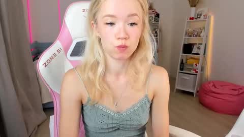 Snapshot of alice_forfun chatting on October 13, 5:18 am Alichery online show from October 13, 5:18 am