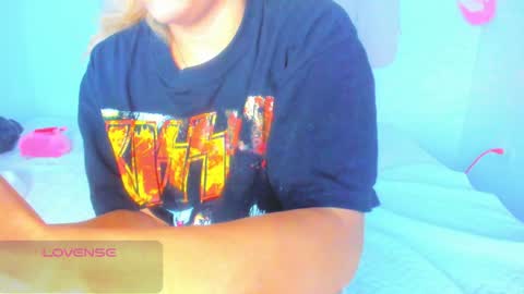 Snapshot of alice_lacroux chatting on December 13, 7:25 am Alice online show from December 13, 7:25 am