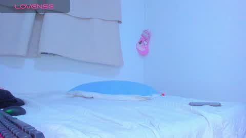 Snapshot of alice_lacroux chatting on December 19, 4:23 am Alice online show from December 19, 4:23 am