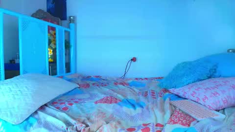 Snapshot of alice_lacroux chatting on October 12, 5:50 am Alice online show from October 12, 5:50 am