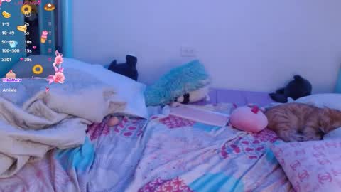 Snapshot of alice_lacroux chatting on October 17, 5:43 am Alice online show from October 17, 5:43 am