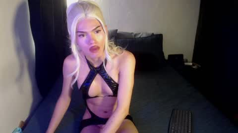 alice_m00nn online show from May 11, 4:04 pm