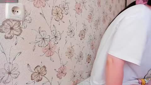 Snapshot of alice_next_door_ chatting on June 19, 12:09 pm Alice online show from June 19, 12:09 pm