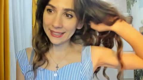 Snapshot of alice_sincere chatting on July 22, 9:17 pm Alice Love you all online show from July 22, 9:17 pm
