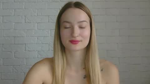 Snapshot of alice_sweet_01 chatting on October 19, 2:18 pm Alice online show from October 19, 2:18 pm