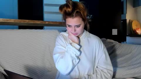 Snapshot of alice_wander chatting on November 5, 4:18 pm Alice online show from November 5, 4:18 pm