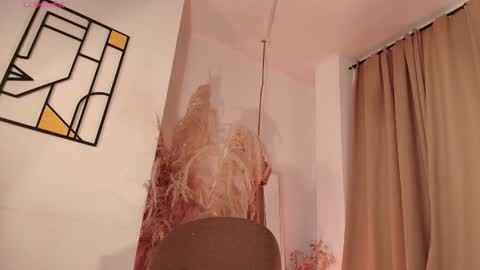 Snapshot of aliceblaker_ chatting on October 18, 4:37 am aliceblaker_ online show from October 18, 4:37 am