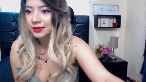 Snapshot of alicecollinz chatting on October 28, 8:55 pm AliceCollins online show from October 28, 8:55 pm