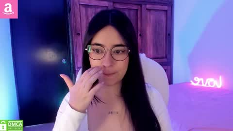 Snapshot of alicee_2 chatting on October 19, 1:01 pm Aliceee .. 97YP9VWGZHrefnav wishlist lists 1 online show from October 19, 1:01 pm