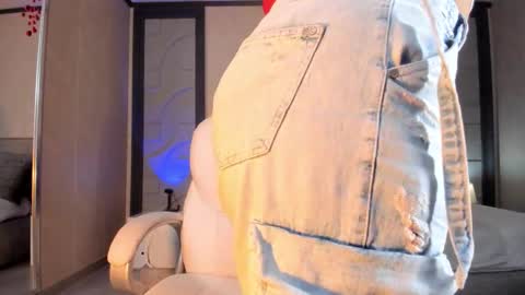 Snapshot of alicee_clark_ chatting on February 20, 12:16 pm alicee_clark_ online show from February 20, 12:16 pm