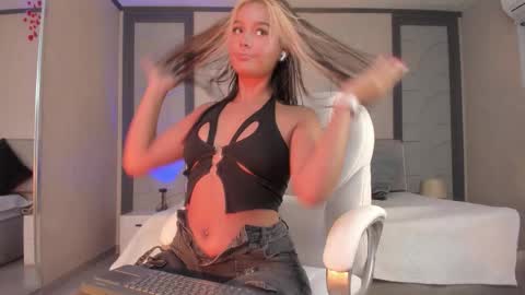 Snapshot of alicee_clark_ chatting on February 28, 12:39 pm alicee_clark_ online show from February 28, 12:39 pm