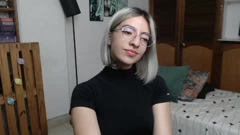 alicee_logan_ online show from June 4, 1:44 am