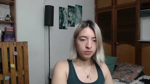Snapshot of alicee_logan_ chatting on June 15, 1:19 am alicee_logan_ online show from June 15, 1:19 am