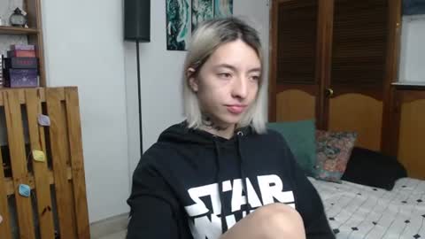 Snapshot of alicee_logan_ chatting on June 16, 1:52 am alicee_logan_ online show from June 16, 1:52 am