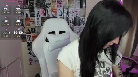 Snapshot of aliceeinwonderlanddd chatting on February 4, 1:44 am Alice online show from February 4, 1:44 am