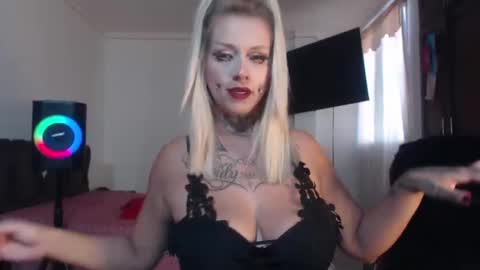 Snapshot of aliceesmiths chatting on November 19, 12:27 pm aliceesmiths online show from November 19, 12:27 pm