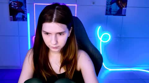 Snapshot of aliceinredsquare_ chatting on October 3, 5:15 am Alice online show from October 3, 5:15 am