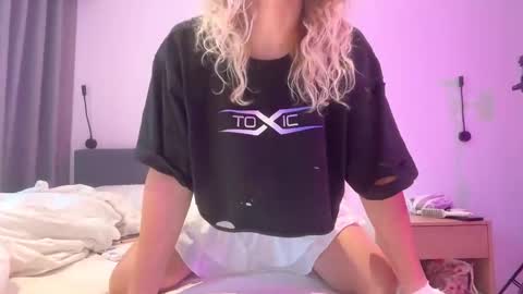 Snapshot of alicepinkhead chatting on October 16, 8:26 am AlicePinkhead online show from October 16, 8:26 am